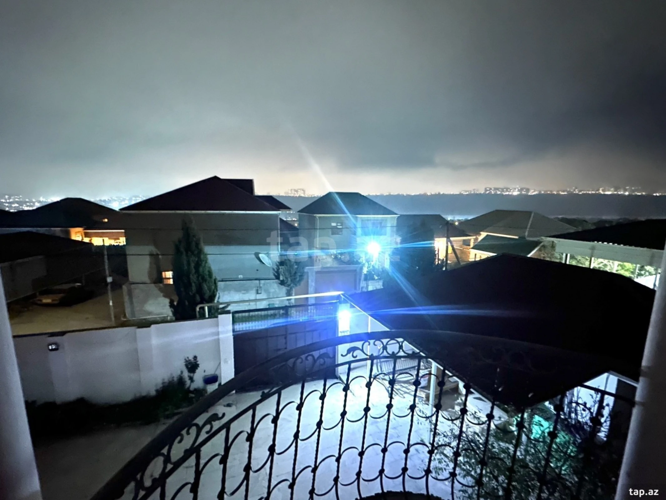 Satılır 8 otaqlı həyət evi