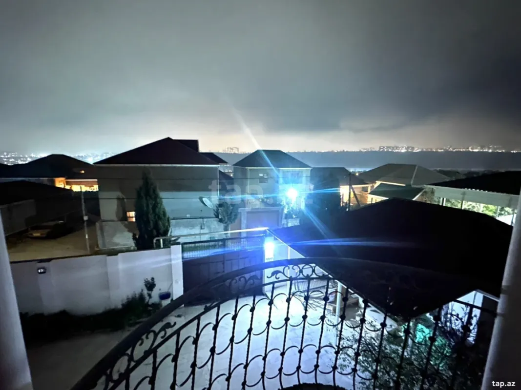 Satılır 8 otaqlı həyət evi