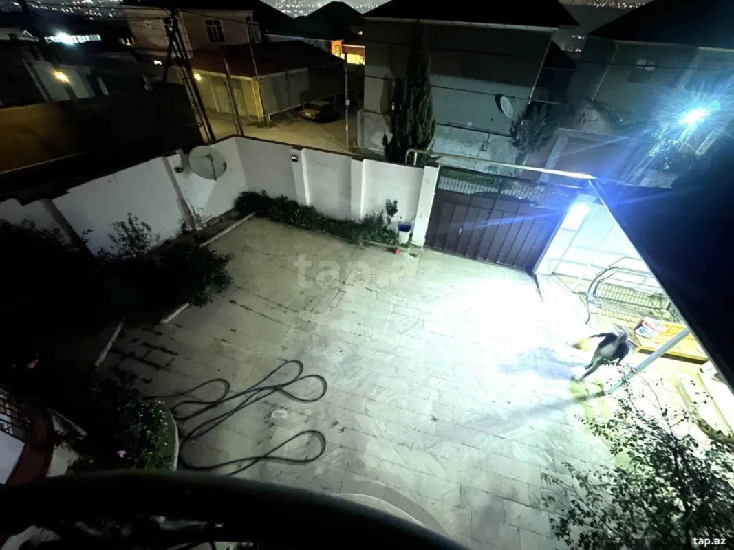 Satılır 8 otaqlı həyət evi