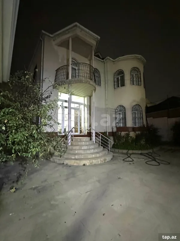 Satılır 8 otaqlı həyət evi