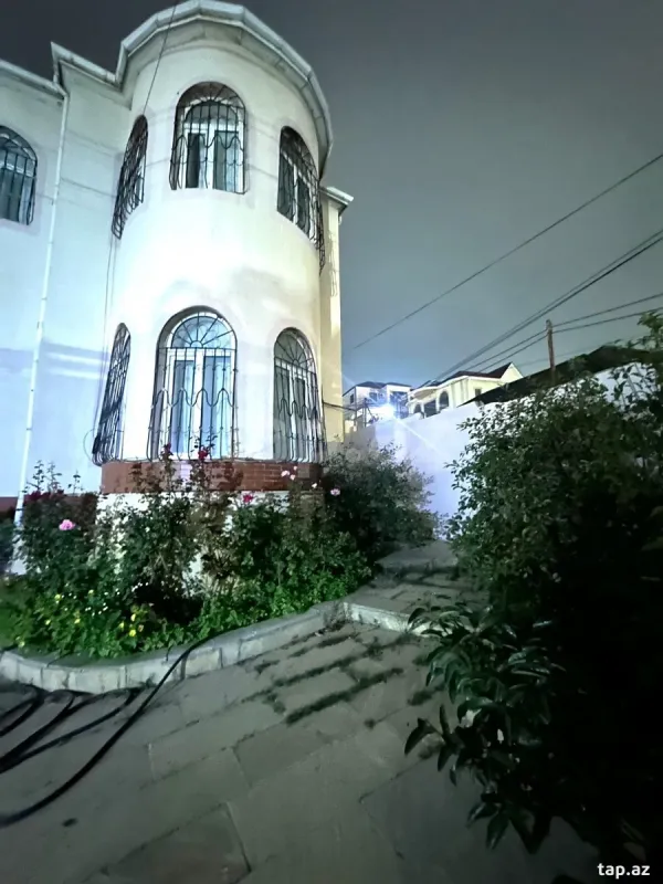 Satılır 8 otaqlı həyət evi