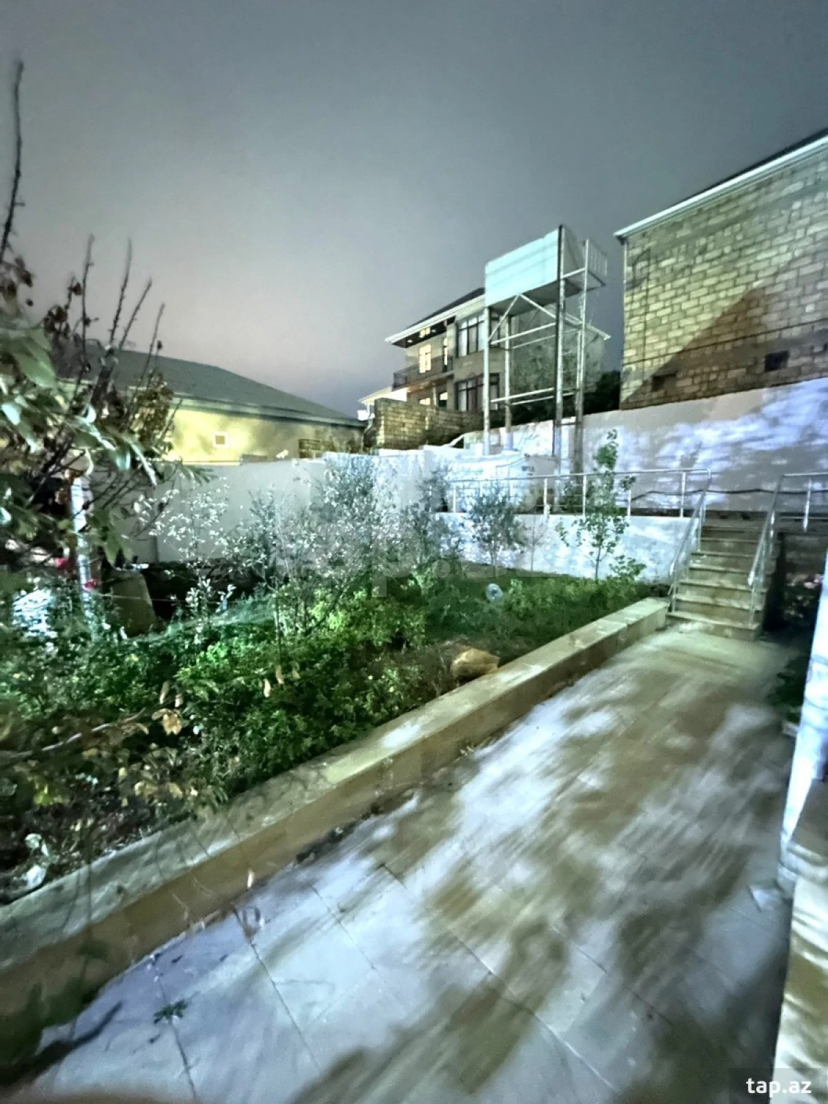 Satılır 8 otaqlı həyət evi