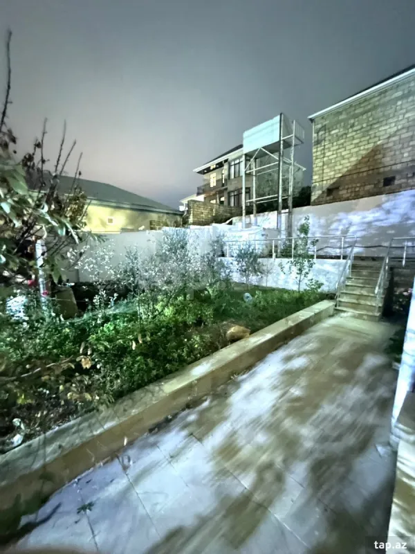 Satılır 8 otaqlı həyət evi