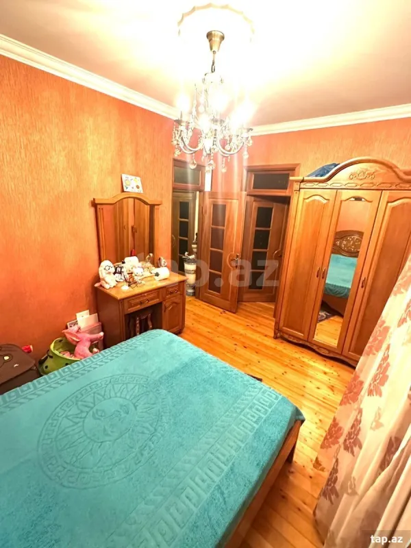 Satılır 8 otaqlı həyət evi