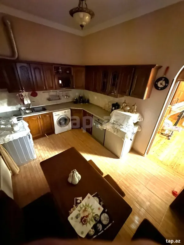 Satılır 8 otaqlı həyət evi