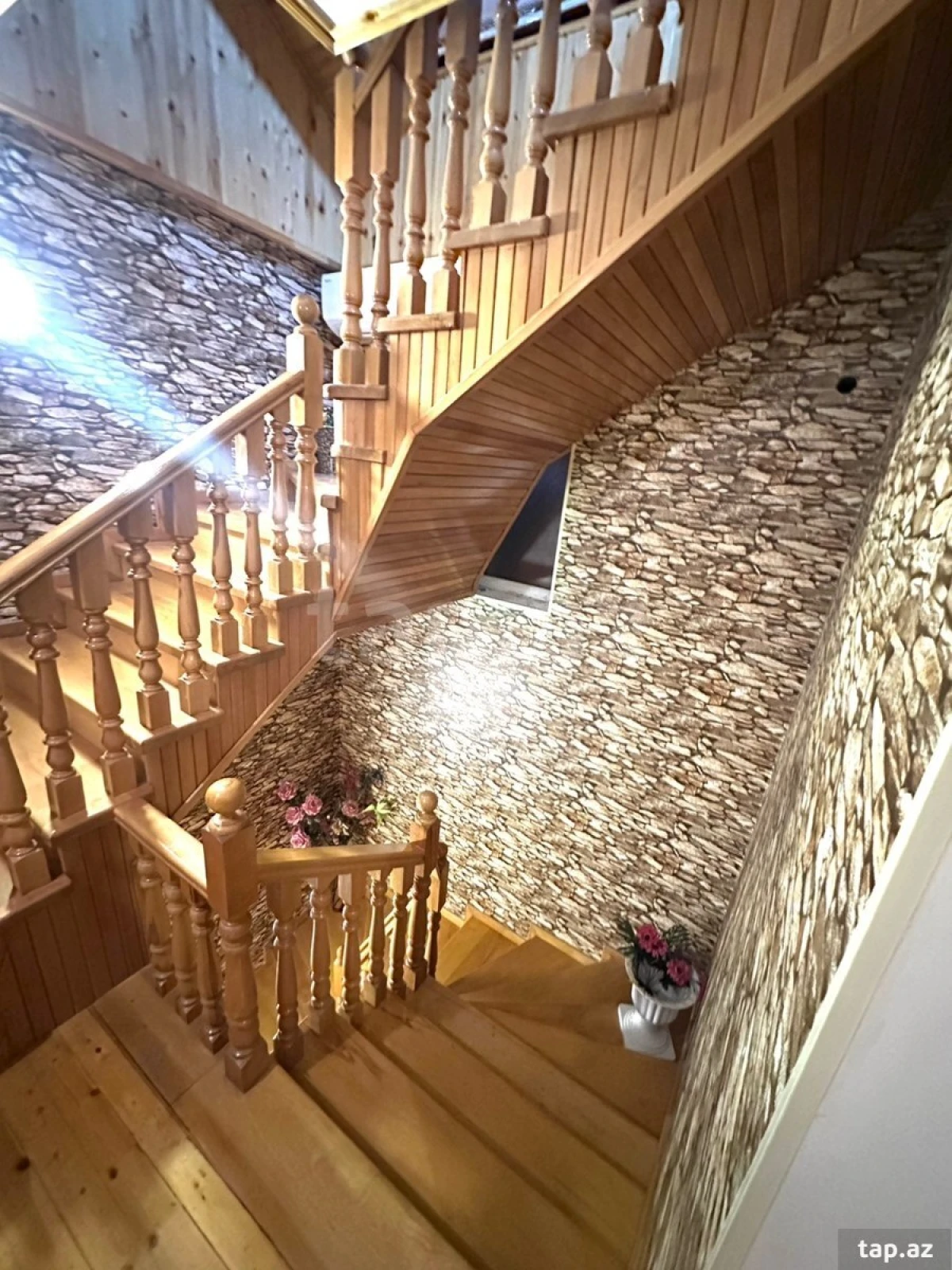 Satılır 8 otaqlı həyət evi