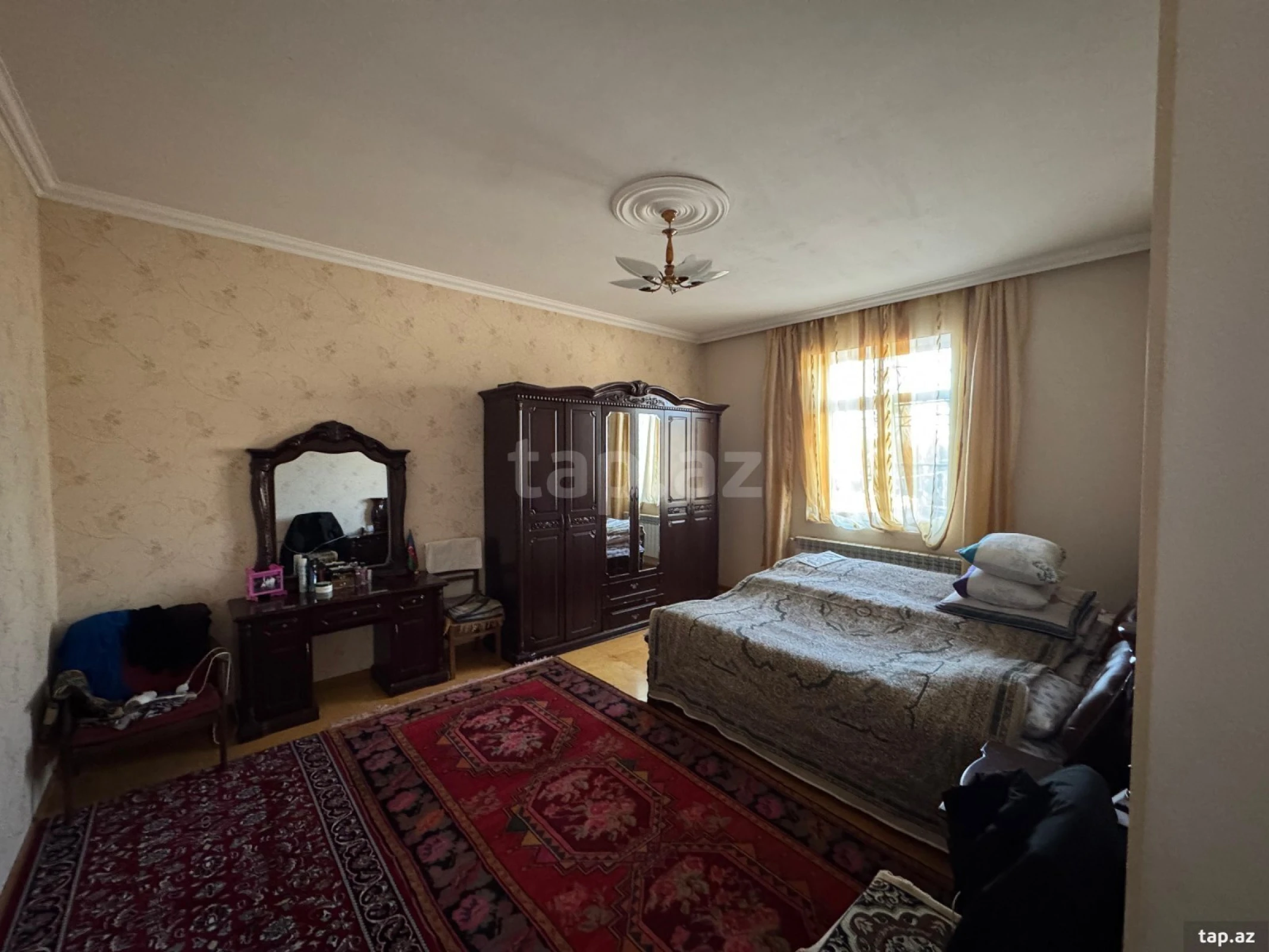 Satılır 9 otaqlı həyət evi