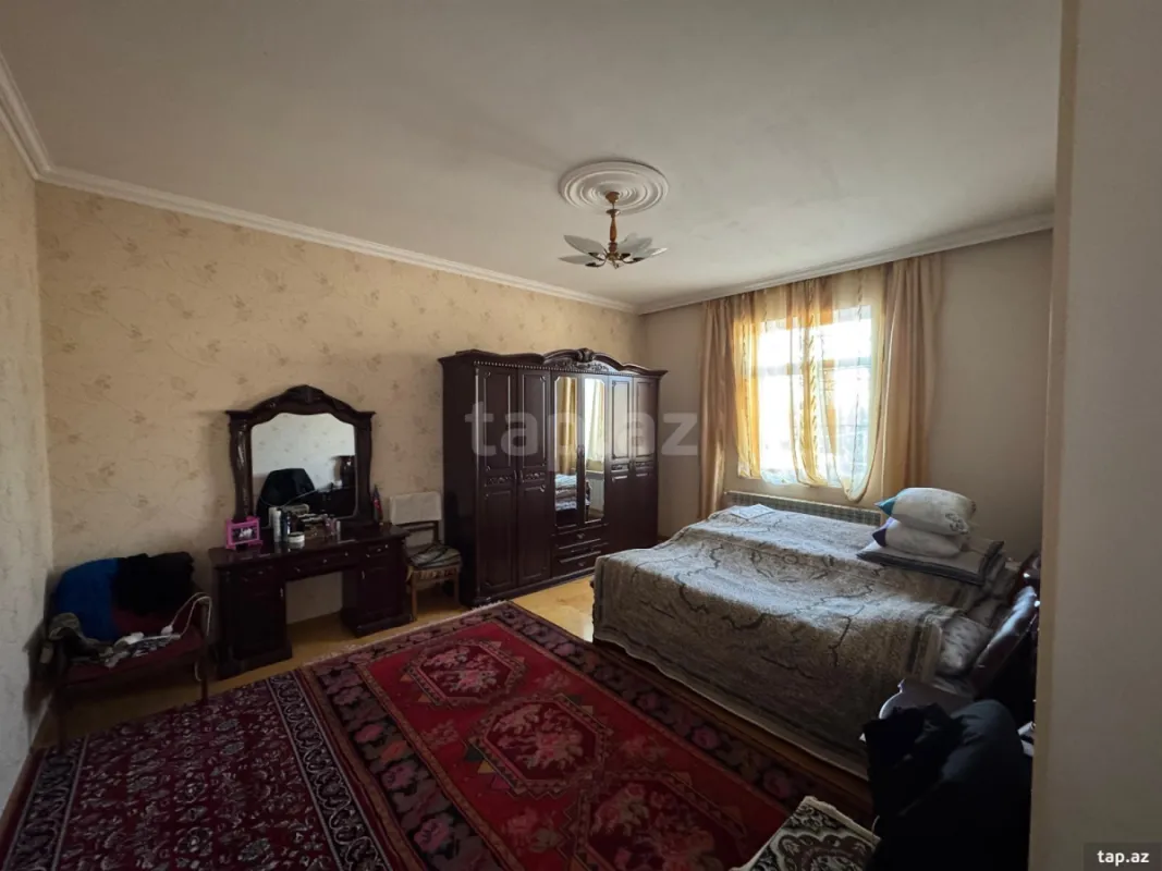 Satılır 9 otaqlı həyət evi