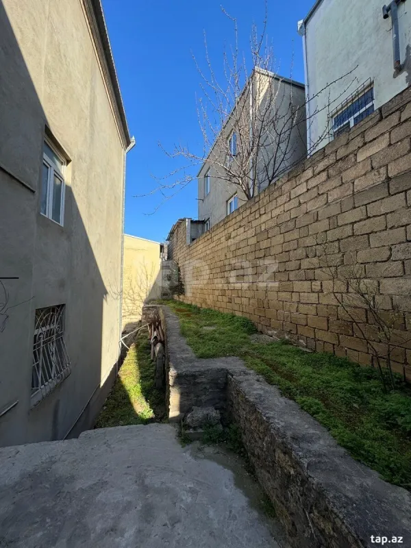 Satılır 9 otaqlı həyət evi