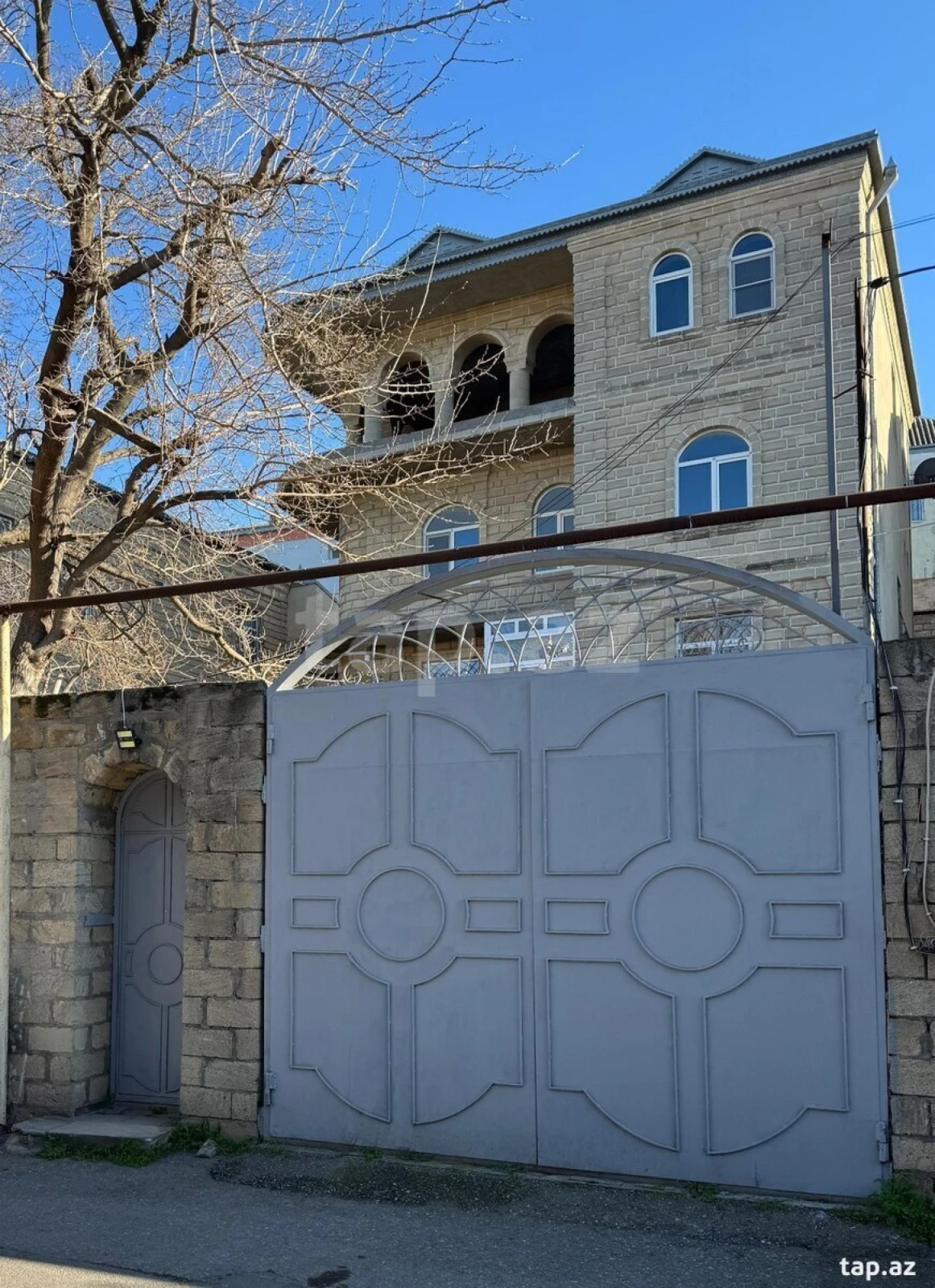 Satılır 9 otaqlı həyət evi