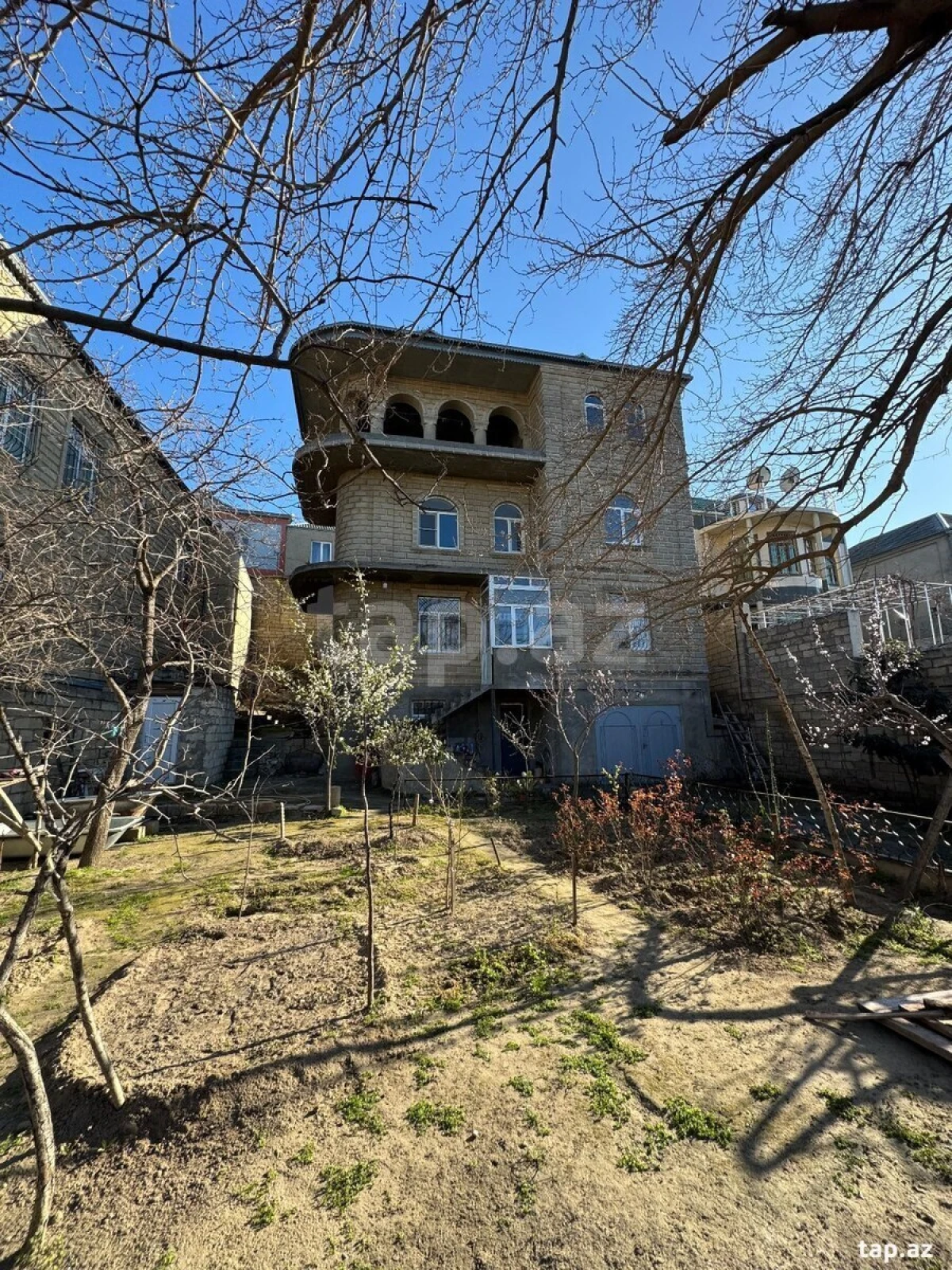 Satılır 9 otaqlı həyət evi