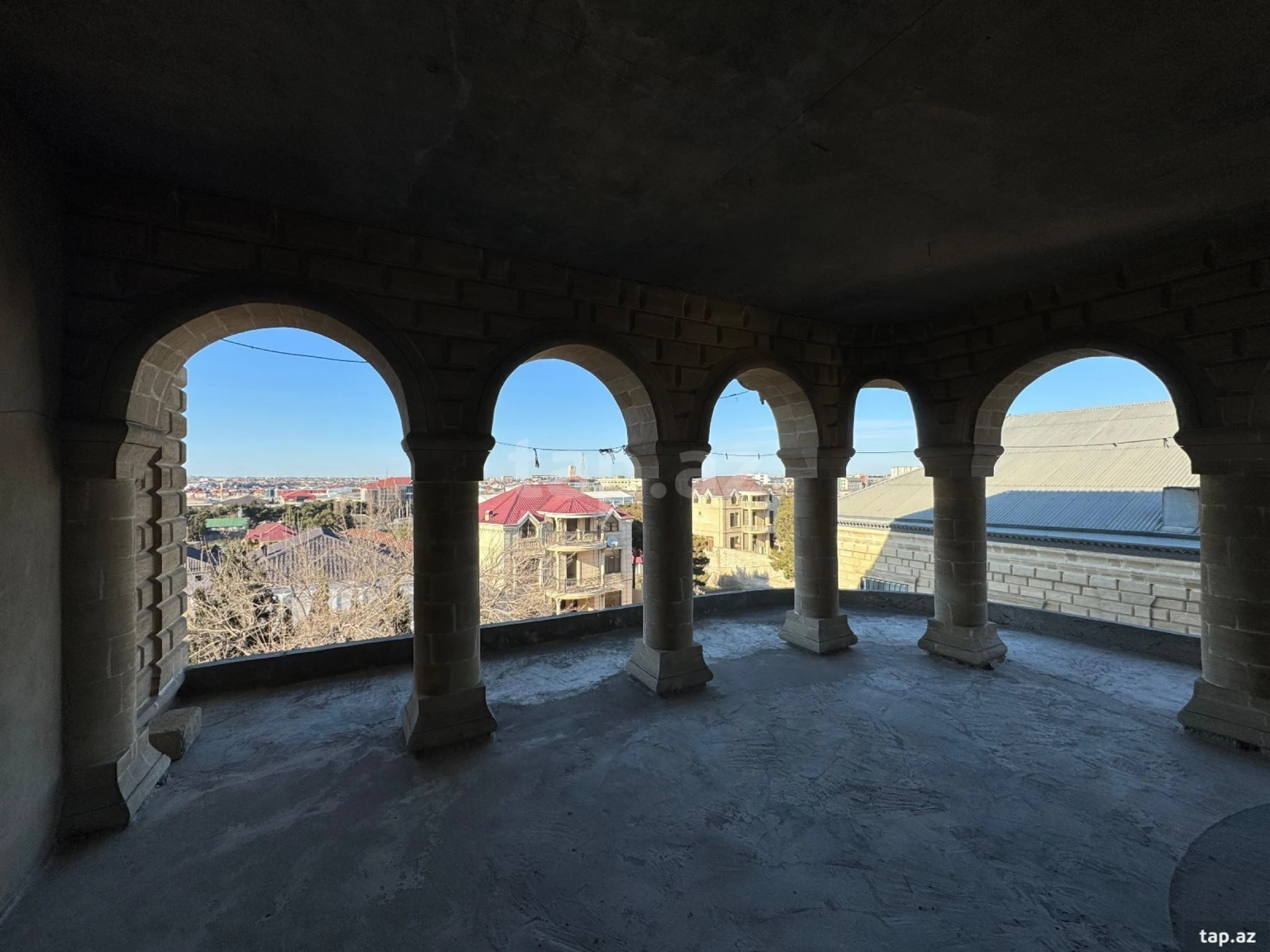 Satılır 9 otaqlı həyət evi