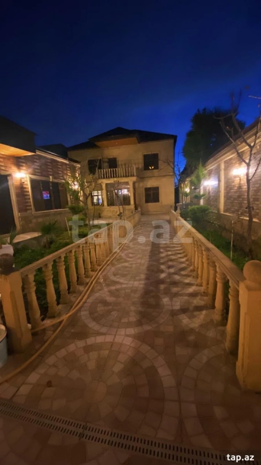 Satılır 8 otaqlı həyət evi