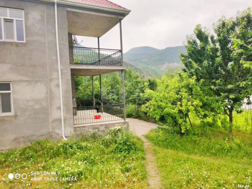 Satılır 6 otaqlı həyət evi