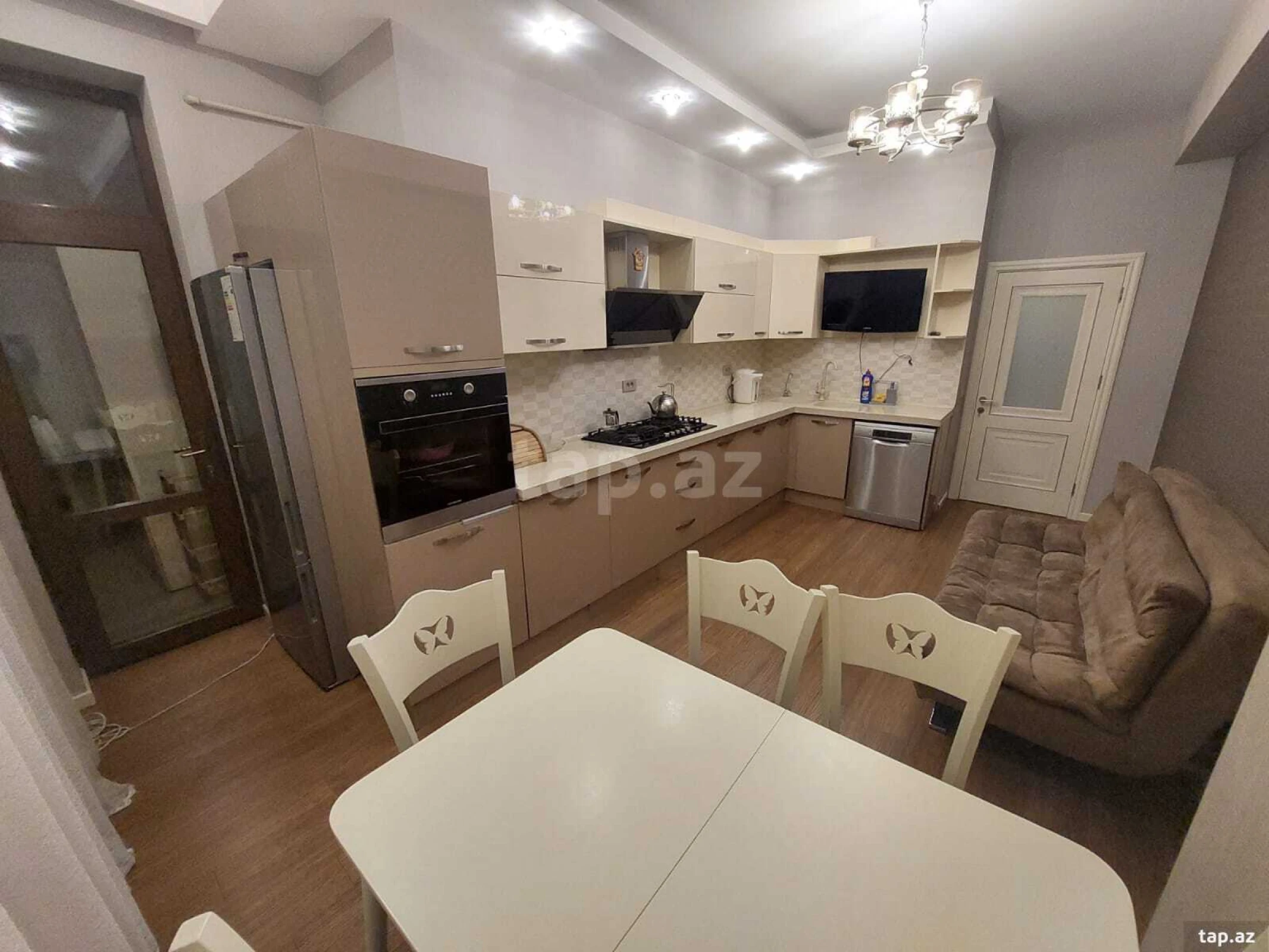 Kirayə verilir 3 otaqlı yeni tikili 143 m²