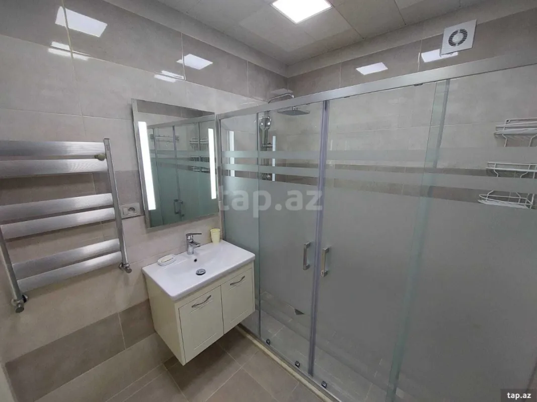 Kirayə verilir 3 otaqlı yeni tikili 143 m²