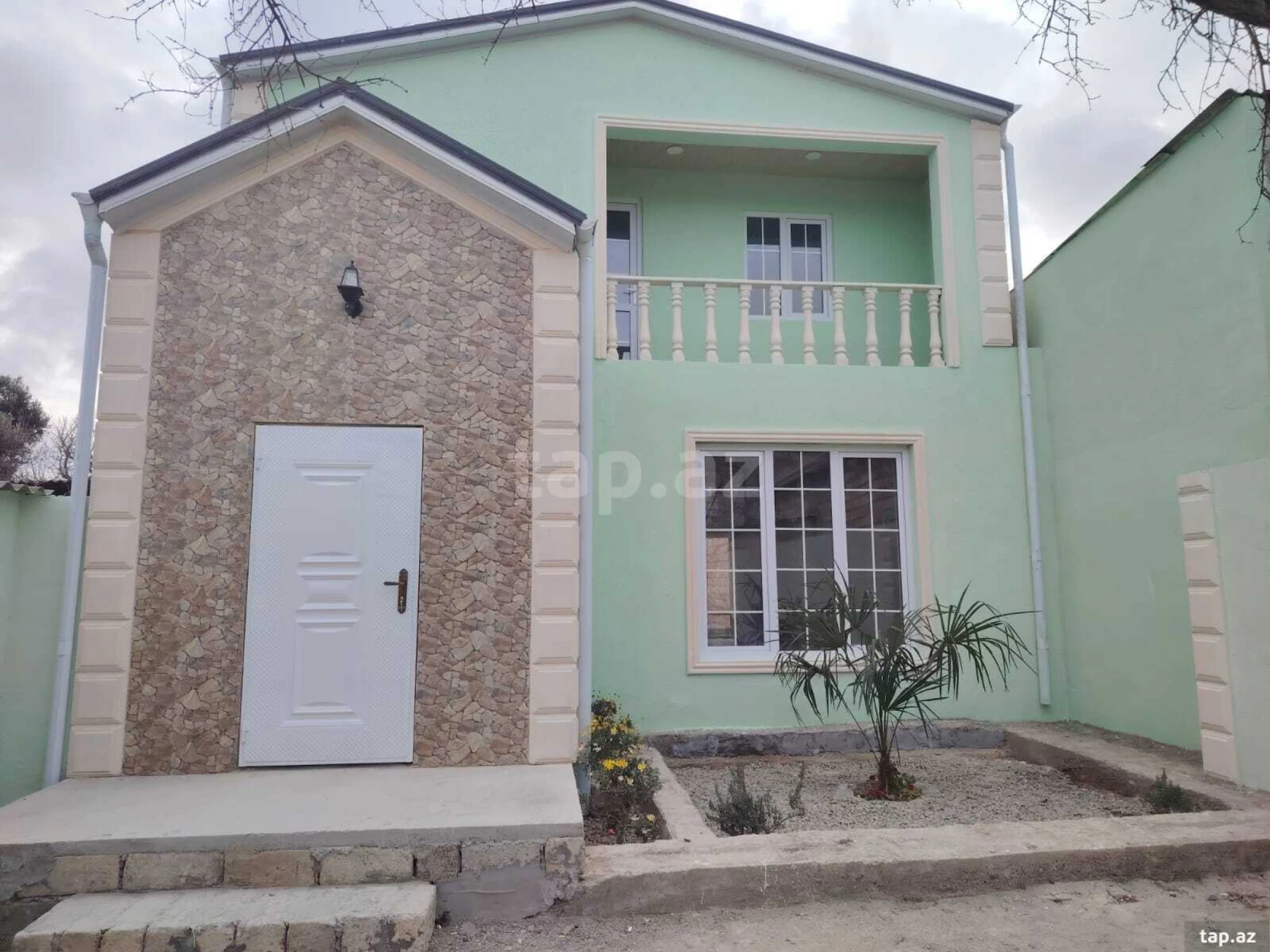 Satılır 4 otaqlı həyət evi