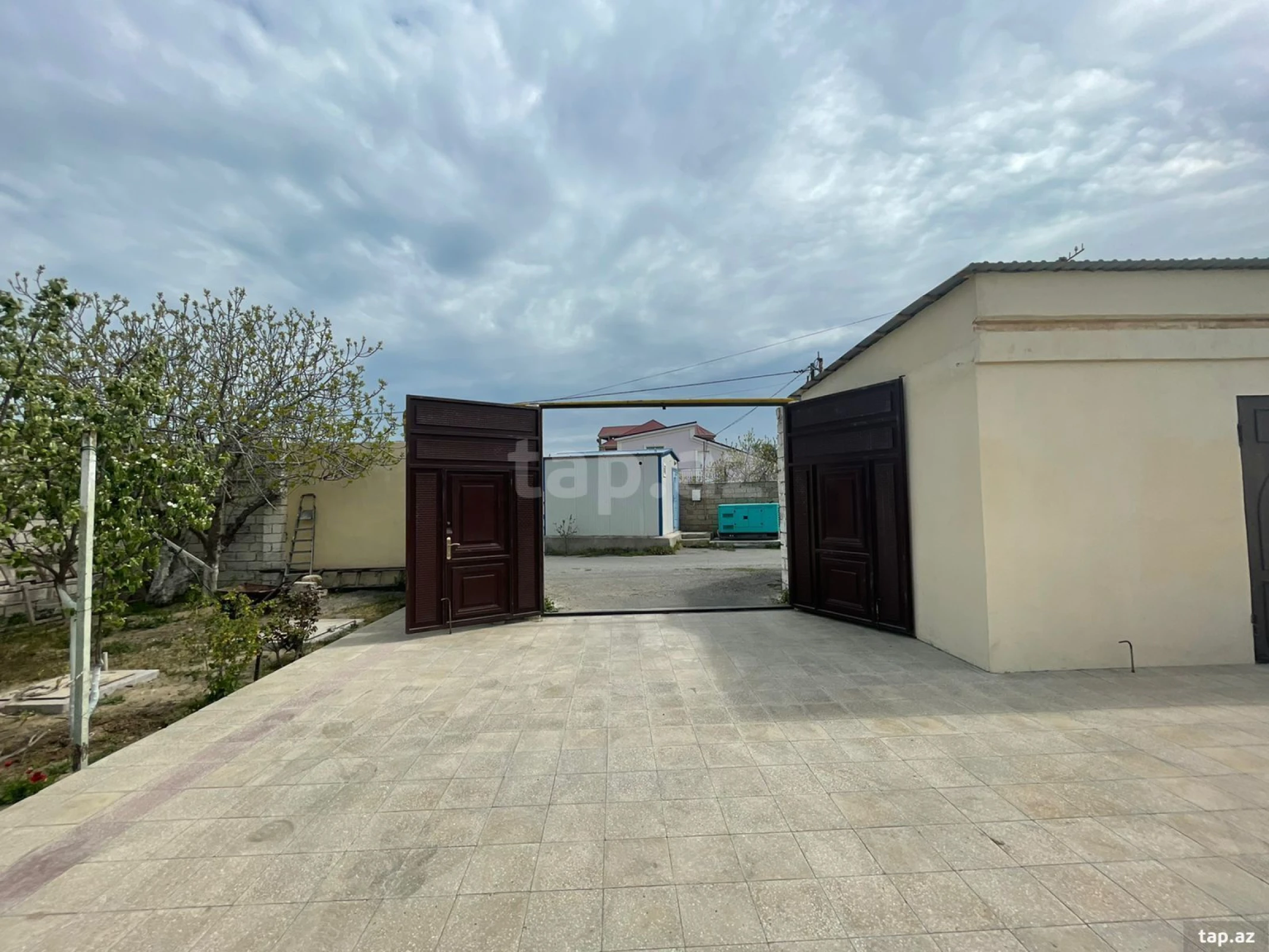 Kirayə verilir 5 otaqlı həyət evi