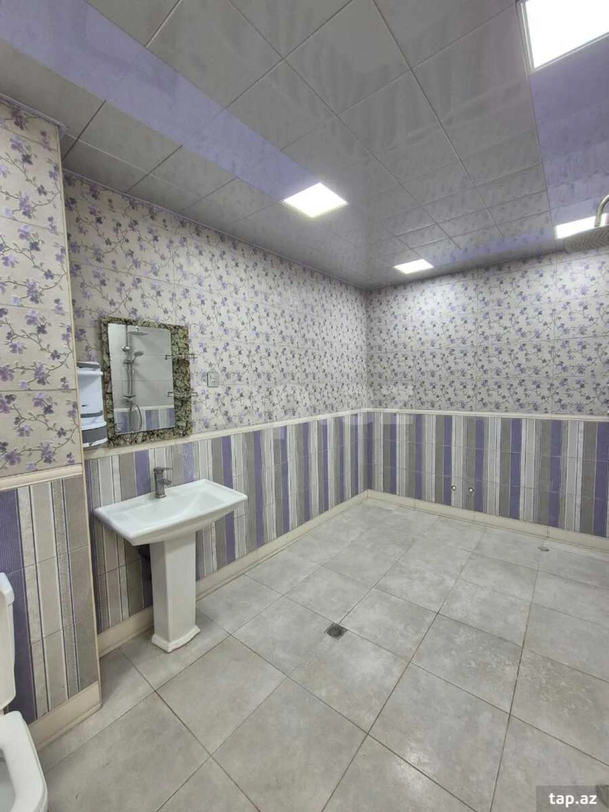 Kirayə verilir 3 otaqlı yeni tikili 140 m²