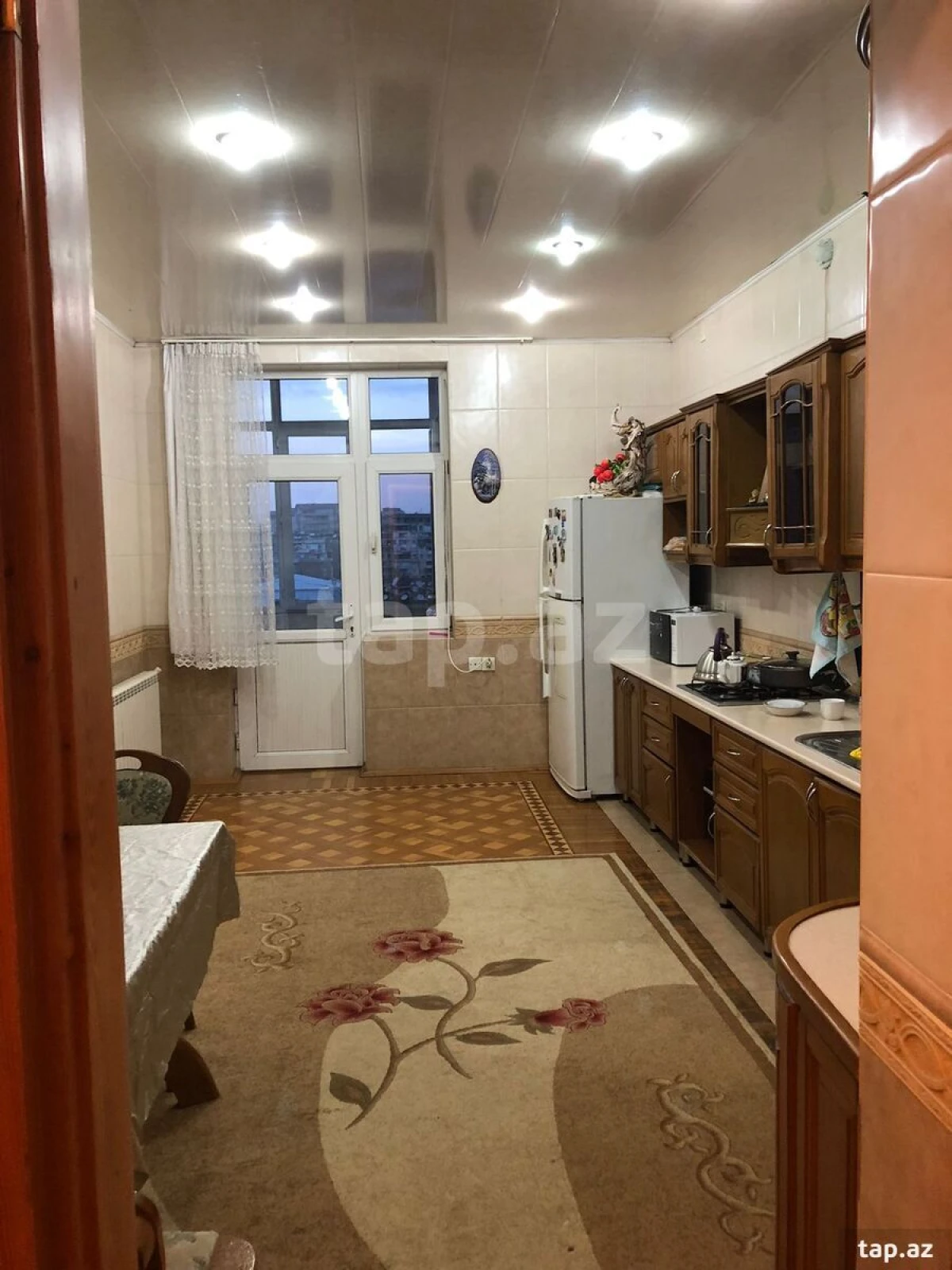 Kirayə verilir 3 otaqlı yeni tikili 160 m²