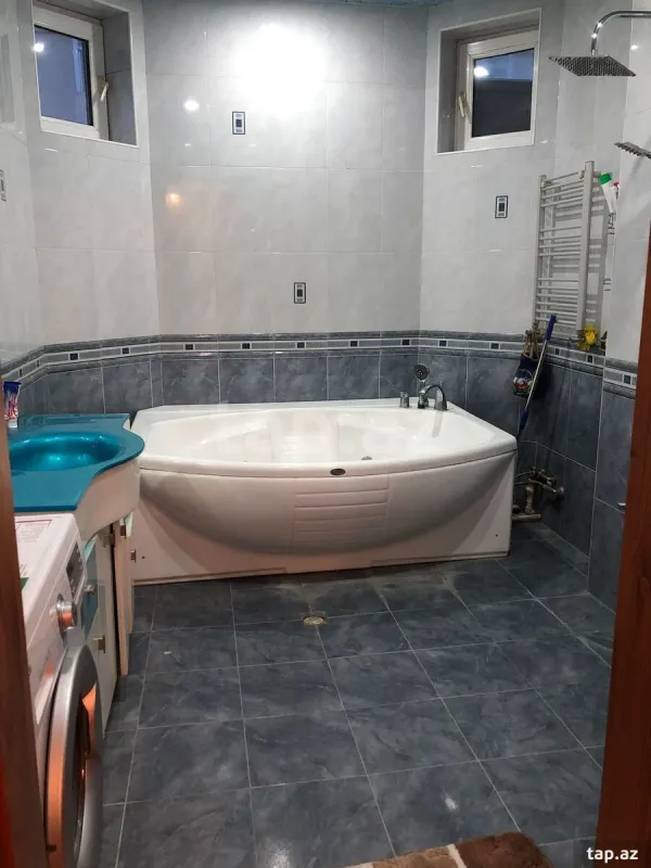 Kirayə verilir 3 otaqlı yeni tikili 160 m²