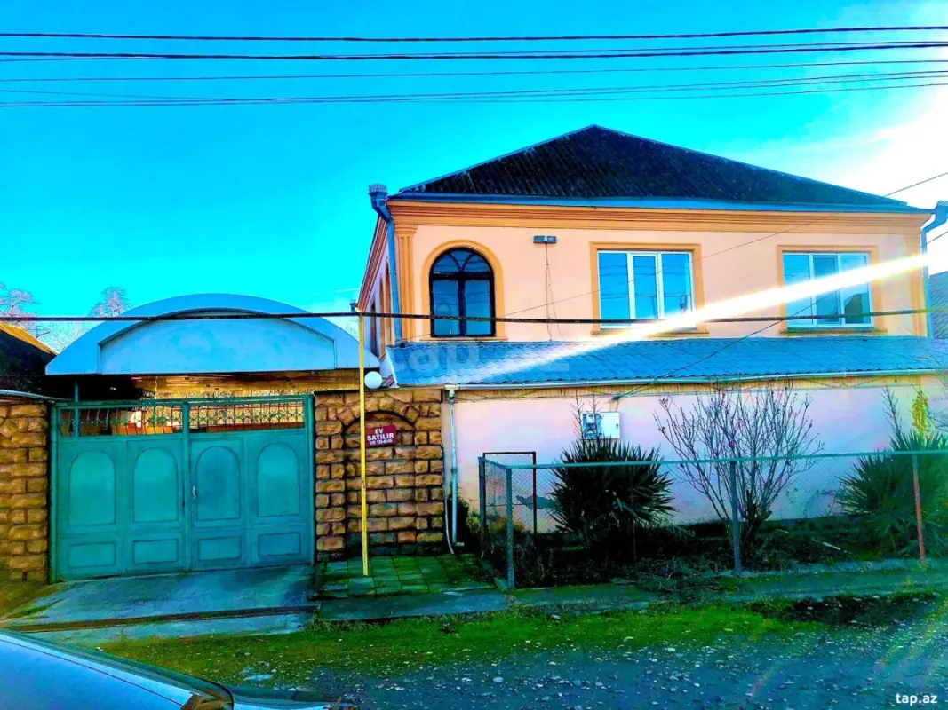 Satılır 9 otaqlı həyət evi