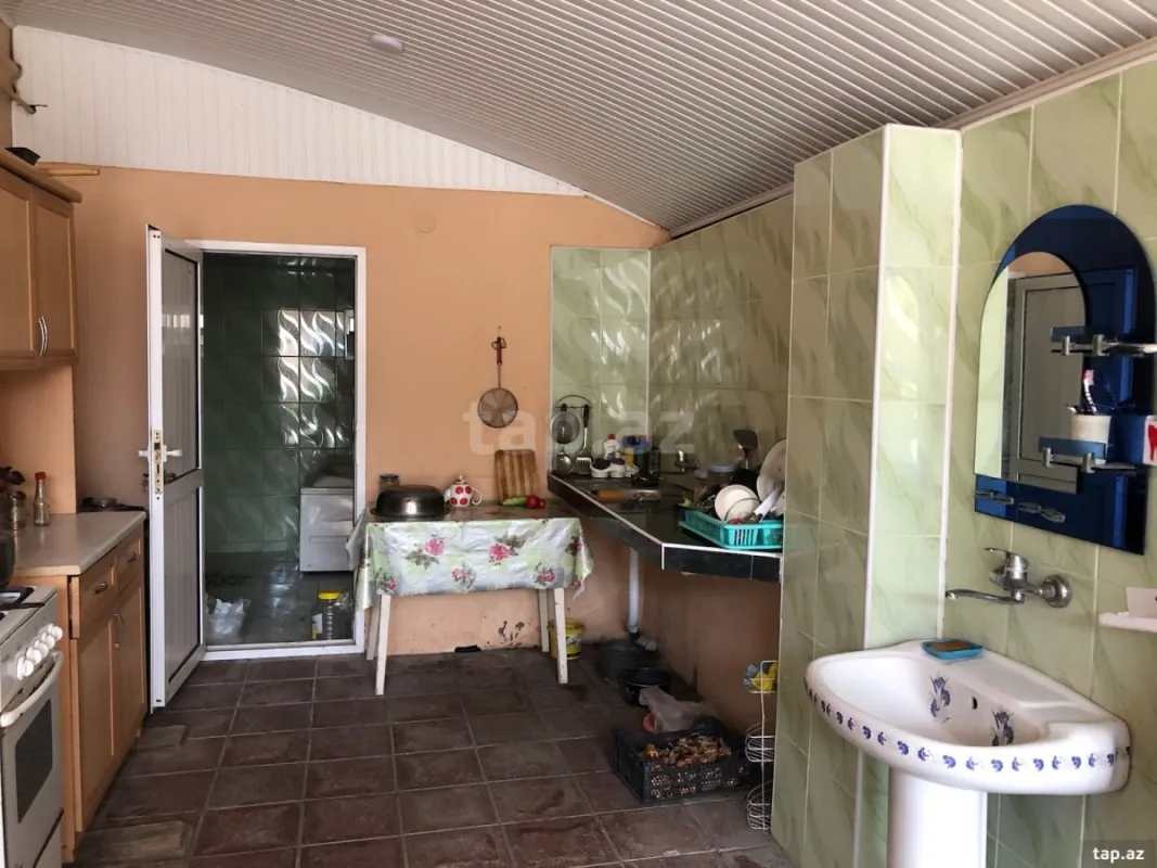 Satılır 9 otaqlı həyət evi