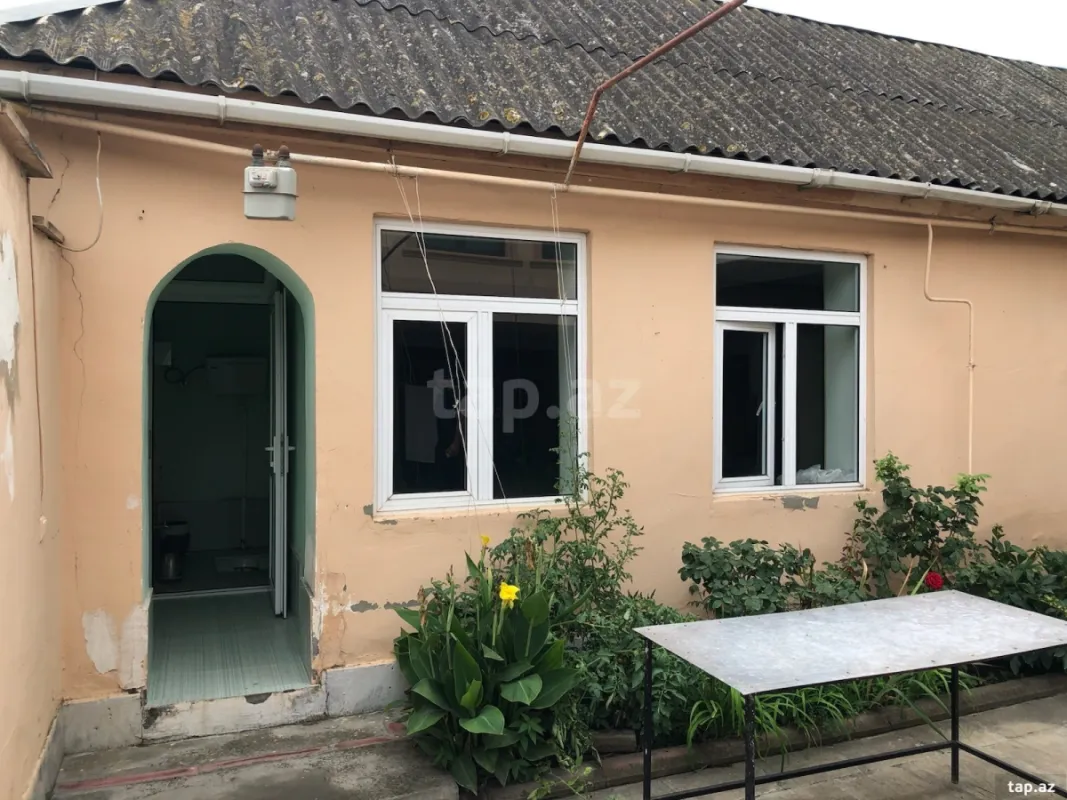 Satılır 9 otaqlı həyət evi