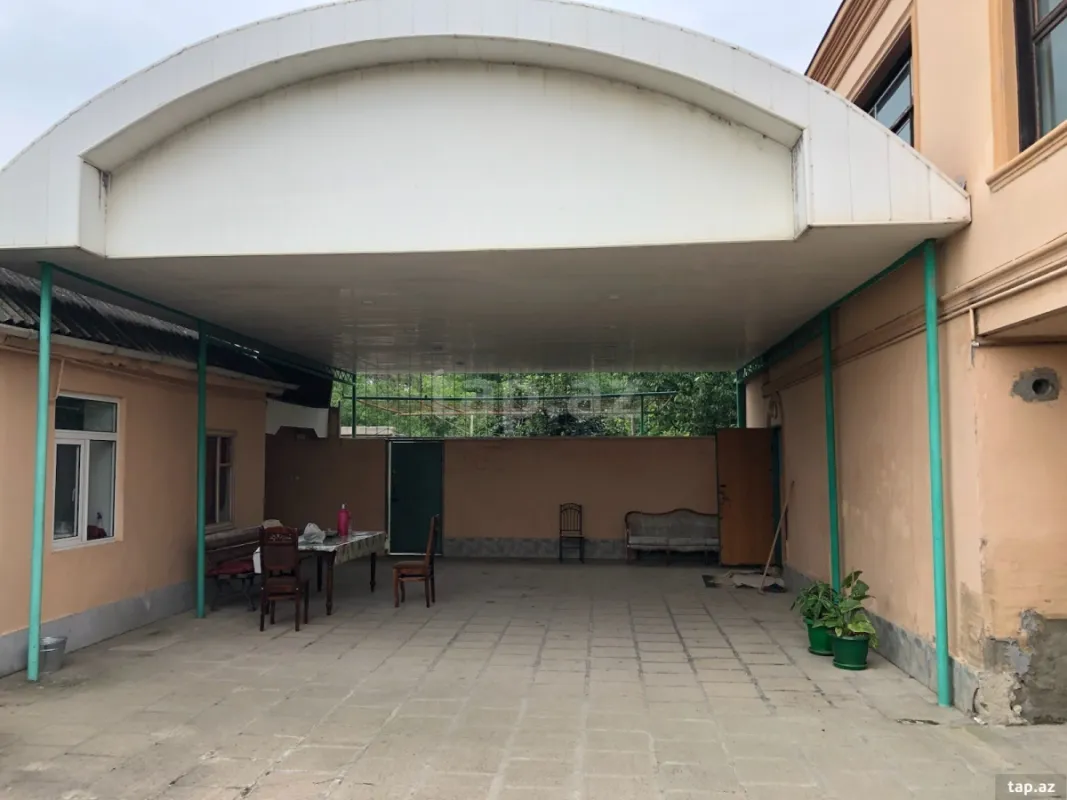 Satılır 9 otaqlı həyət evi