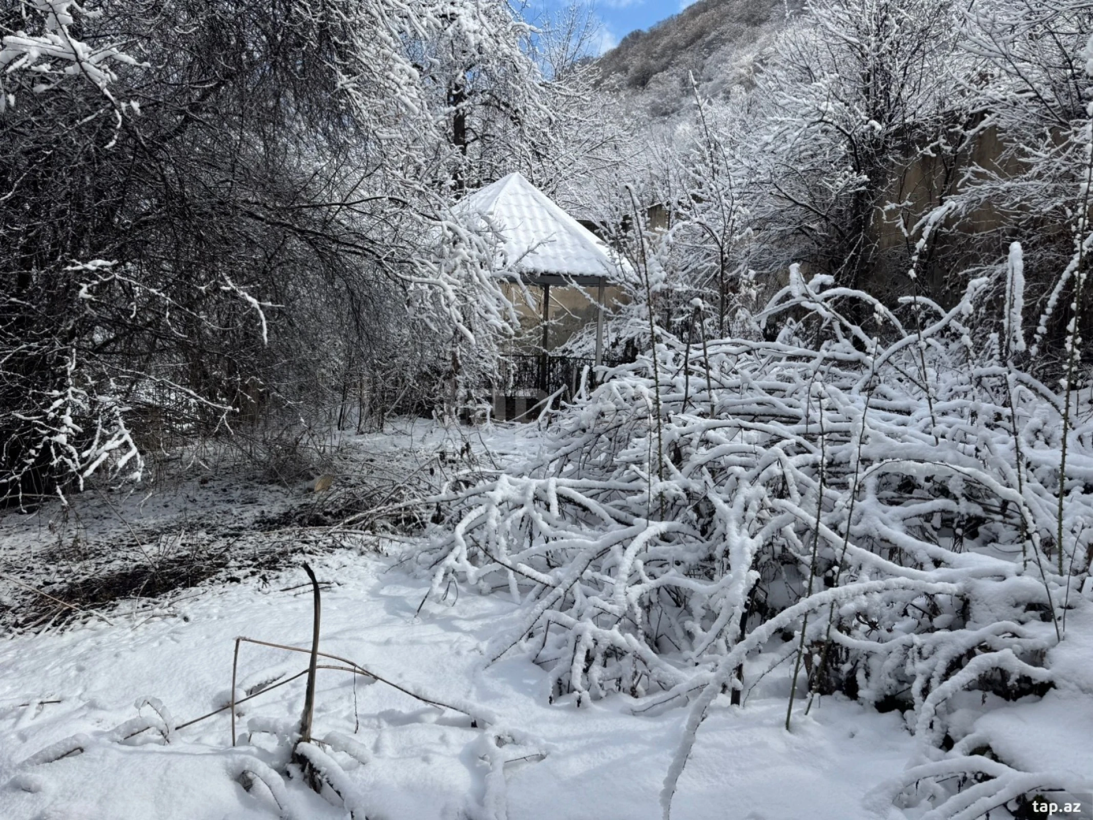 Satılır 8 otaqlı həyət evi