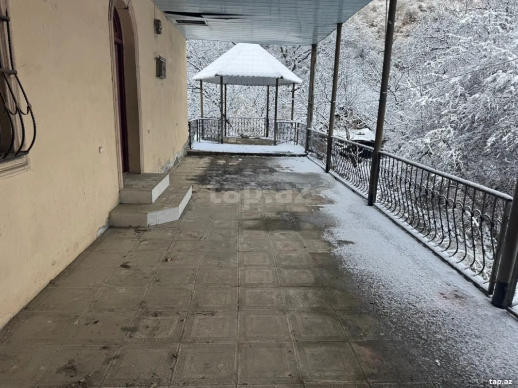 Satılır 8 otaqlı həyət evi