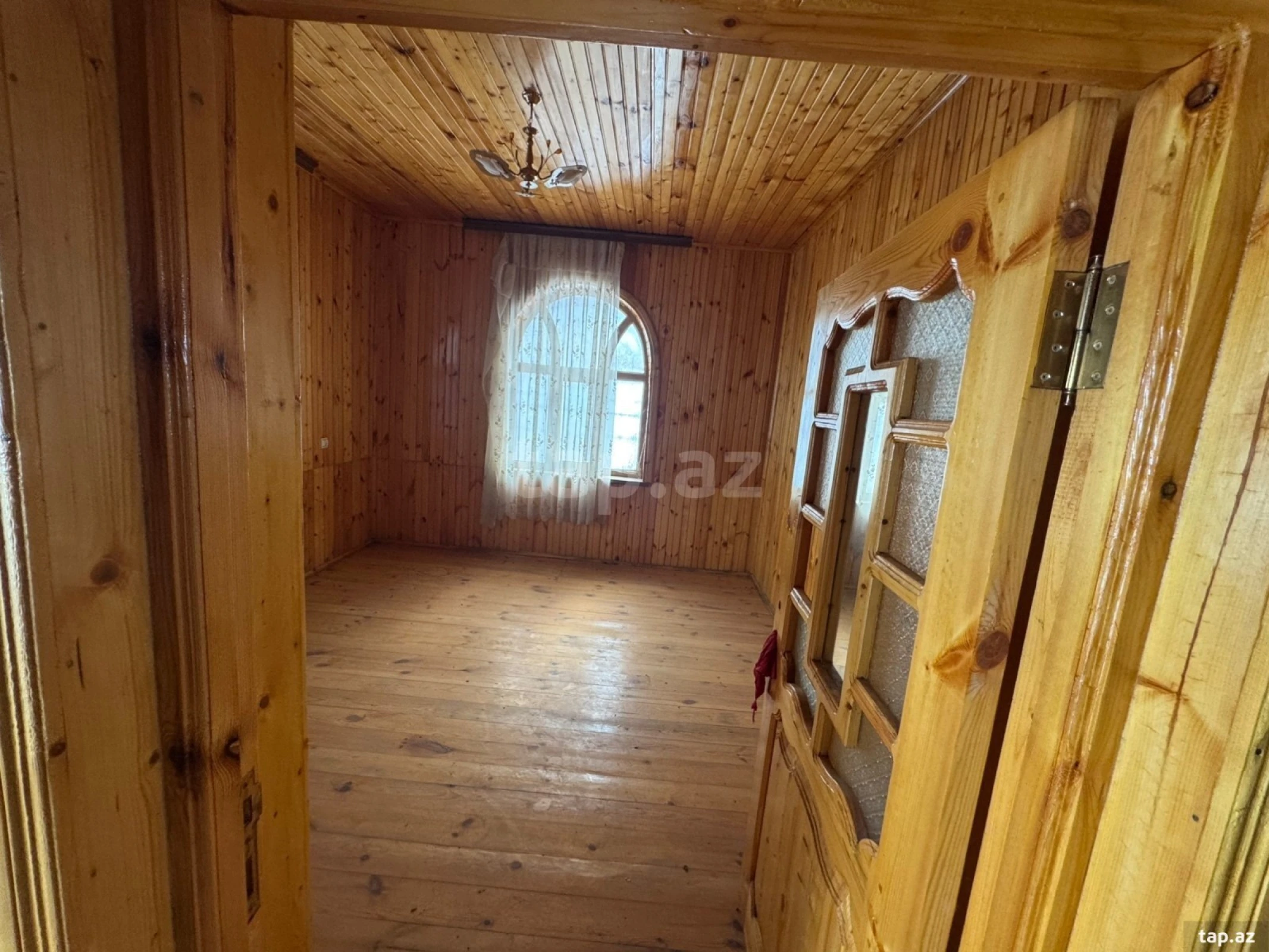 Satılır 8 otaqlı həyət evi