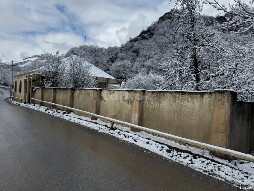 Satılır 8 otaqlı həyət evi