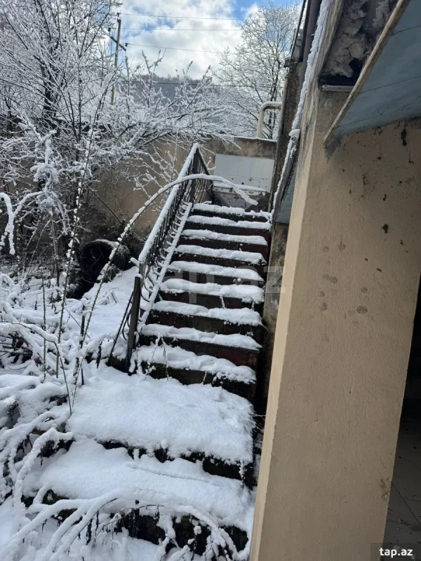 Satılır 8 otaqlı həyət evi