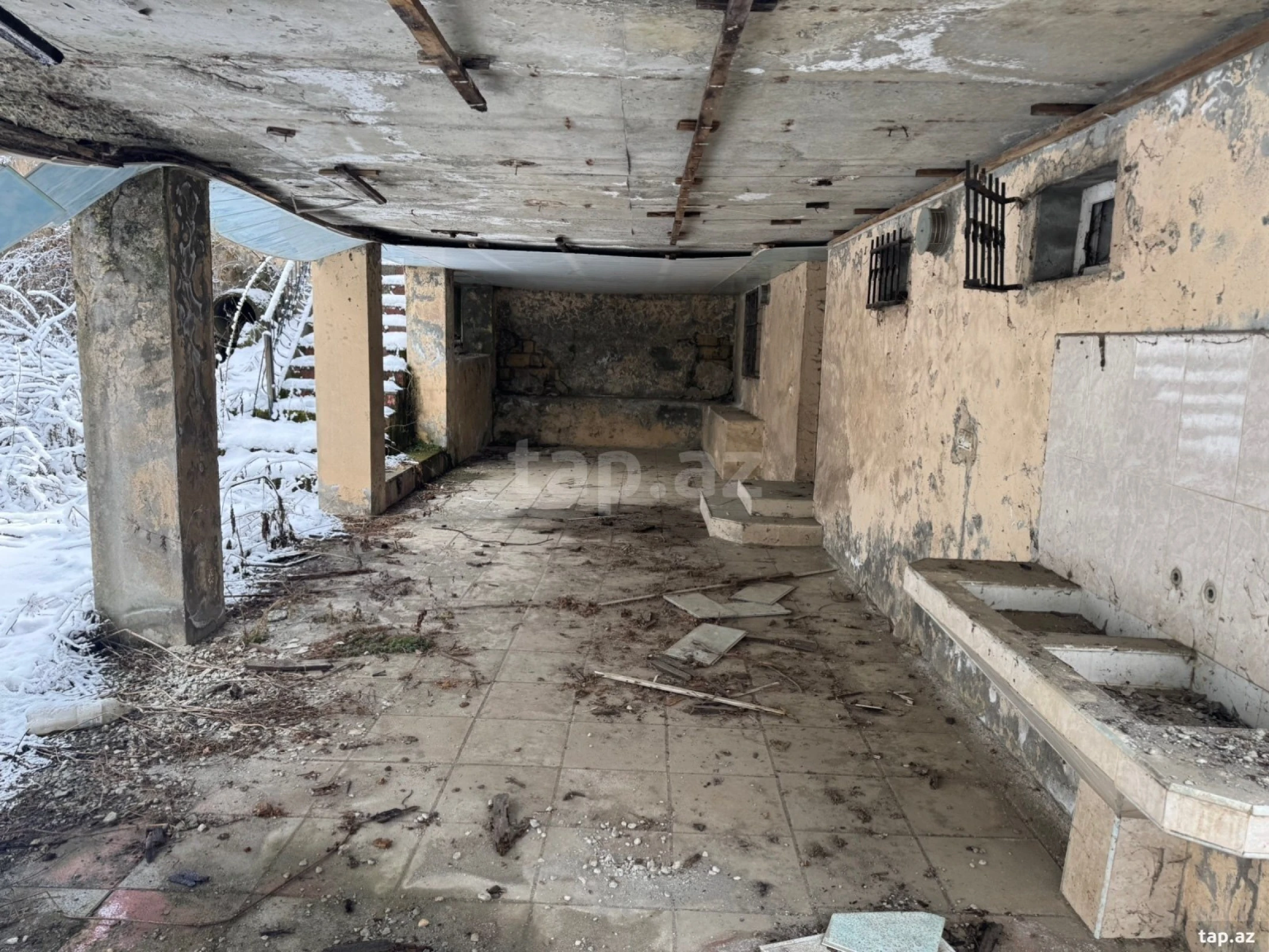 Satılır 8 otaqlı həyət evi