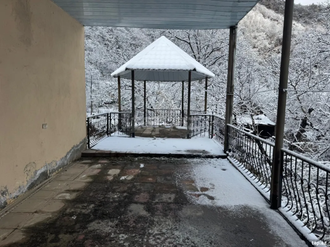 Satılır 8 otaqlı həyət evi