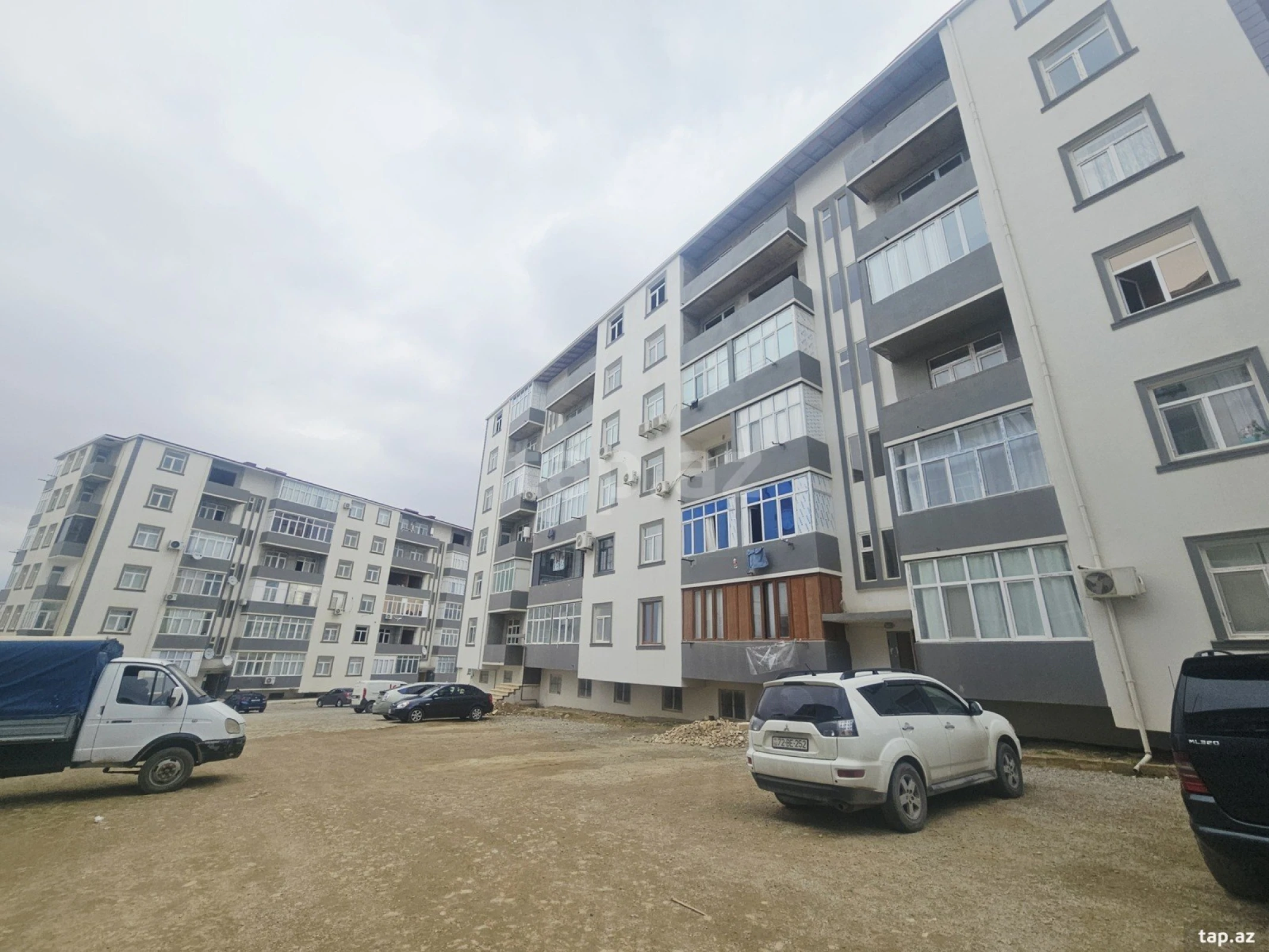 Satılır 2 otaqlı yeni tikili 72 m²