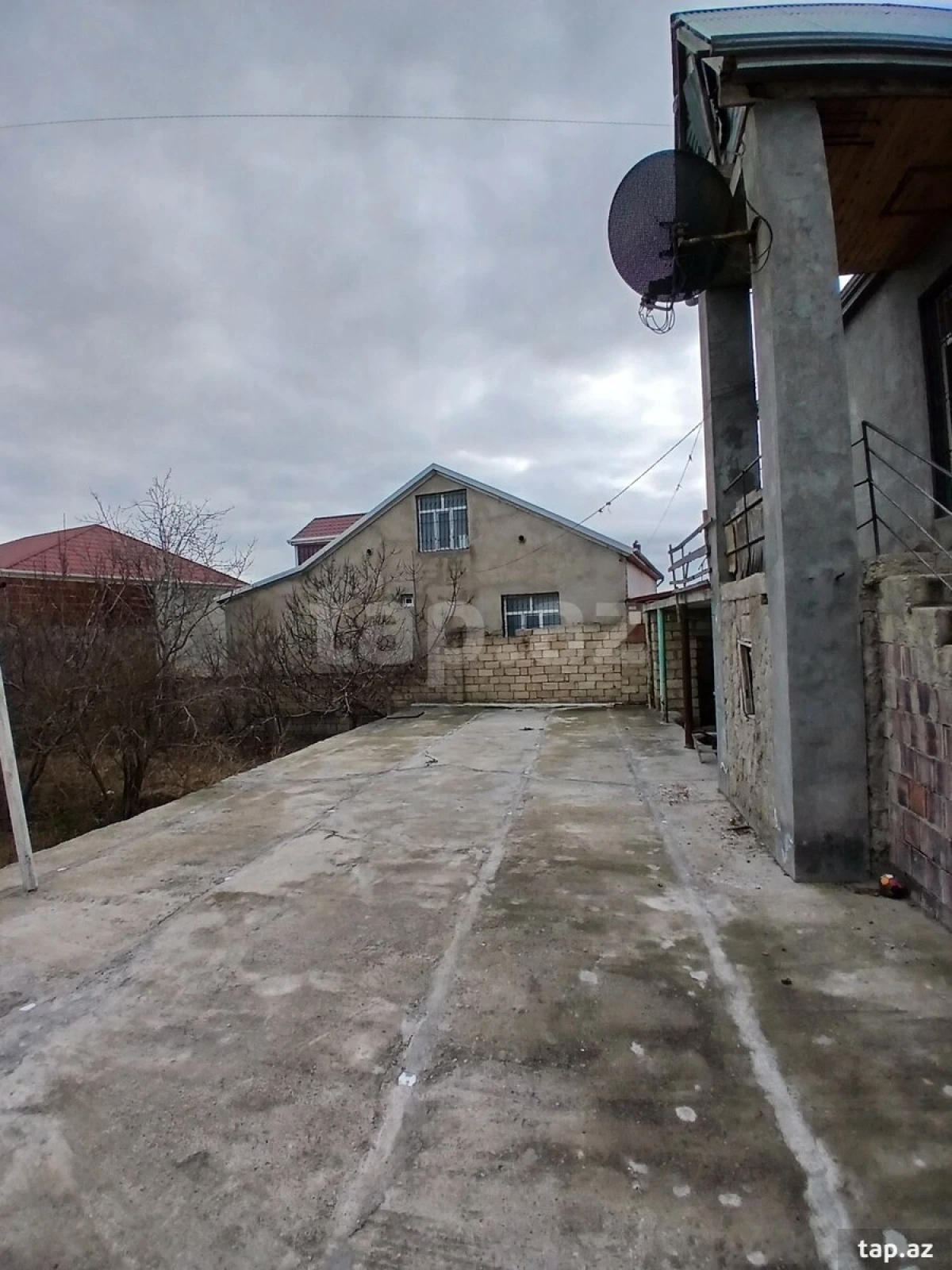 Satılır 9 otaqlı həyət evi