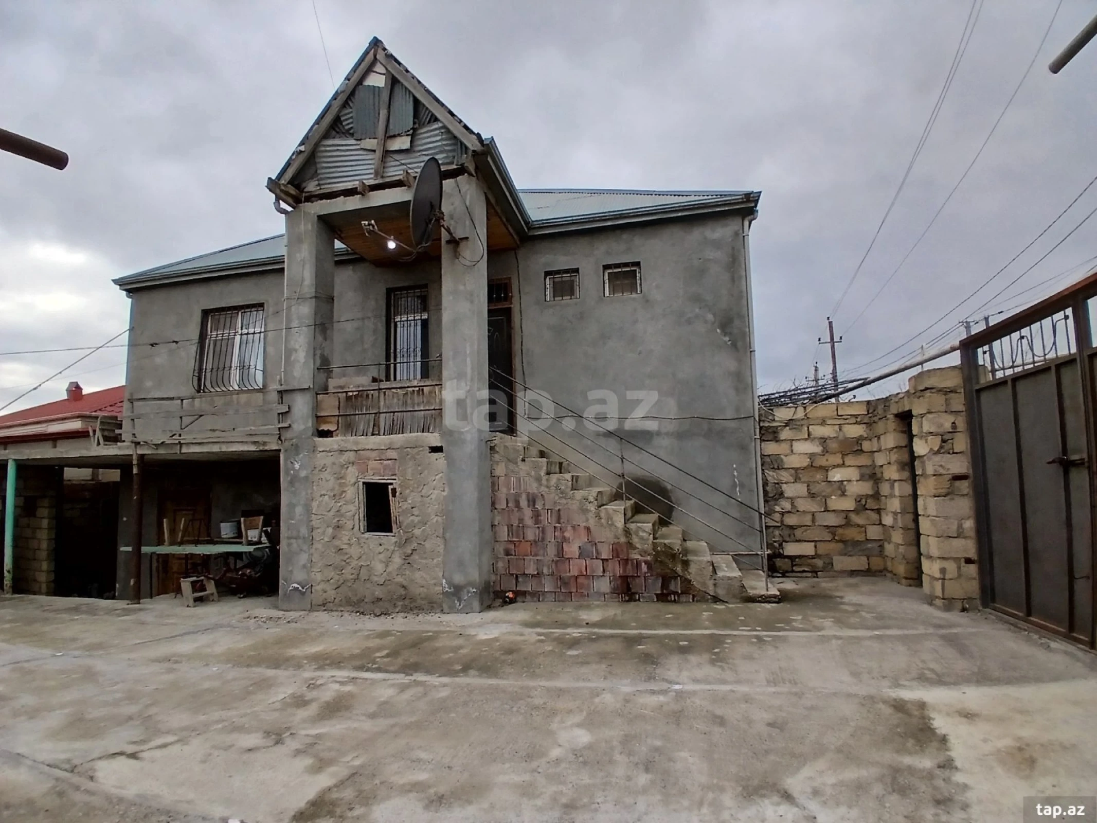 Satılır 9 otaqlı həyət evi