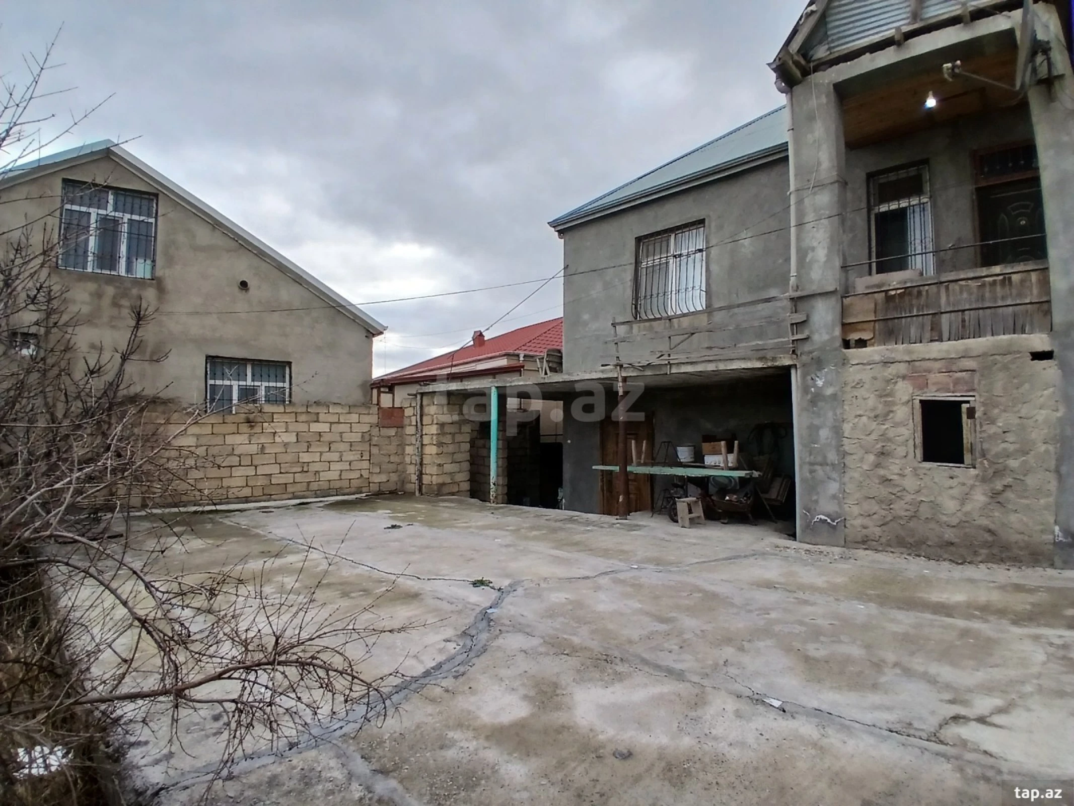 Satılır 9 otaqlı həyət evi