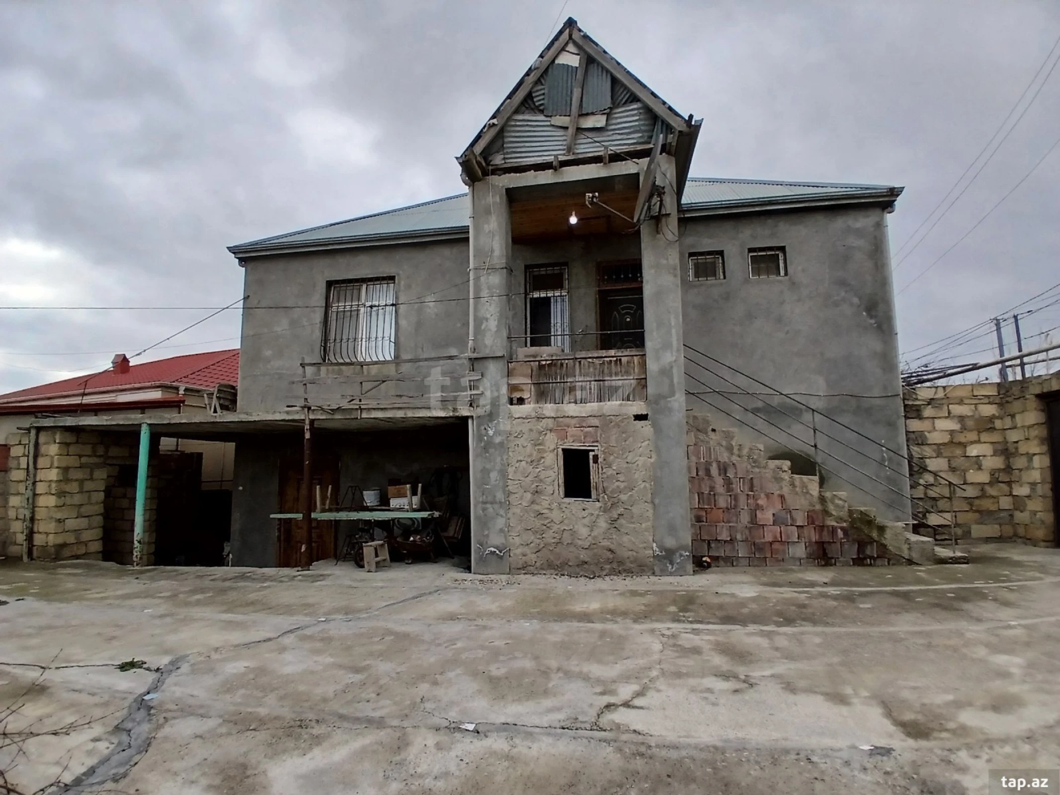 Satılır 9 otaqlı həyət evi