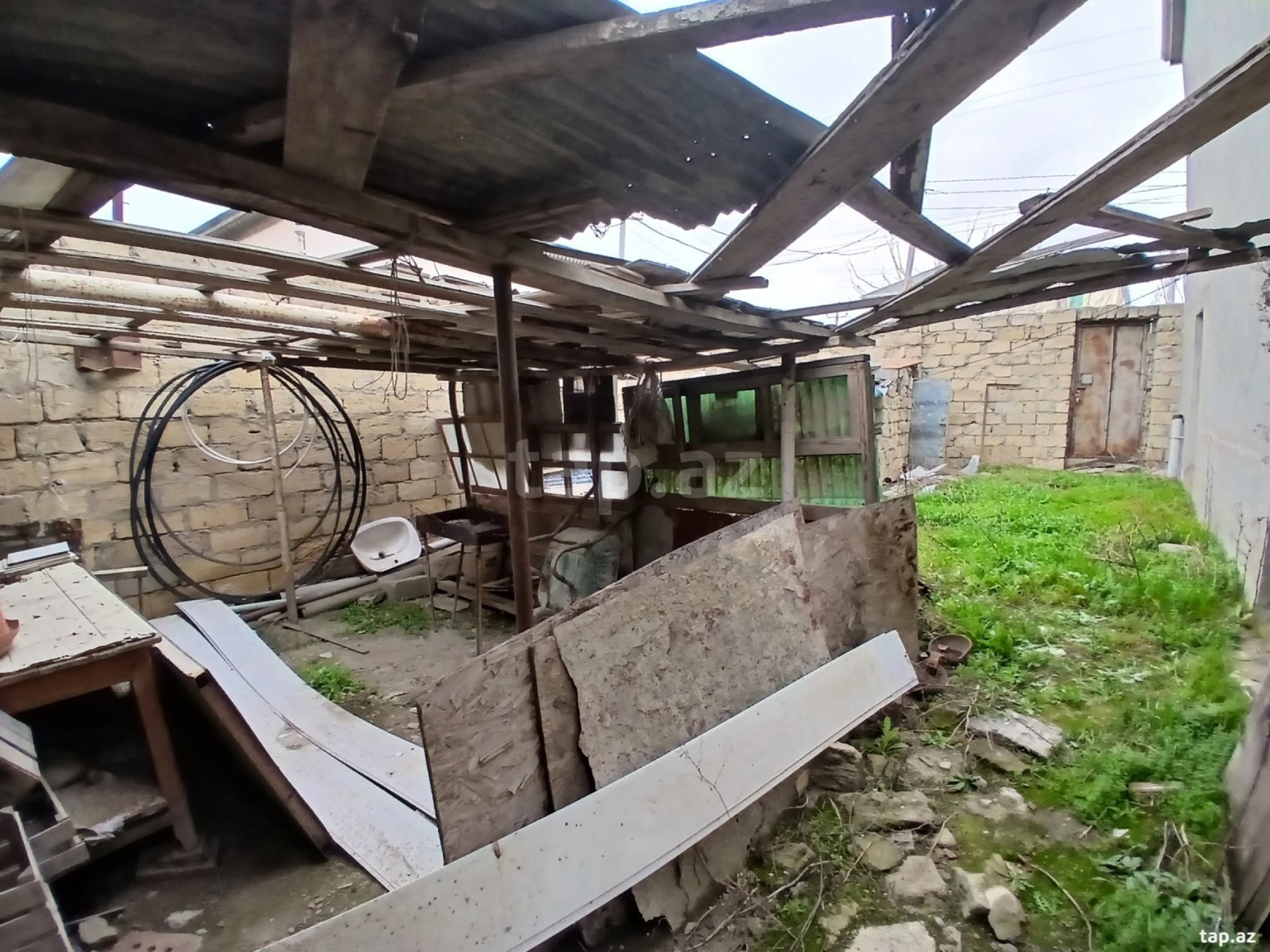 Satılır 9 otaqlı həyət evi