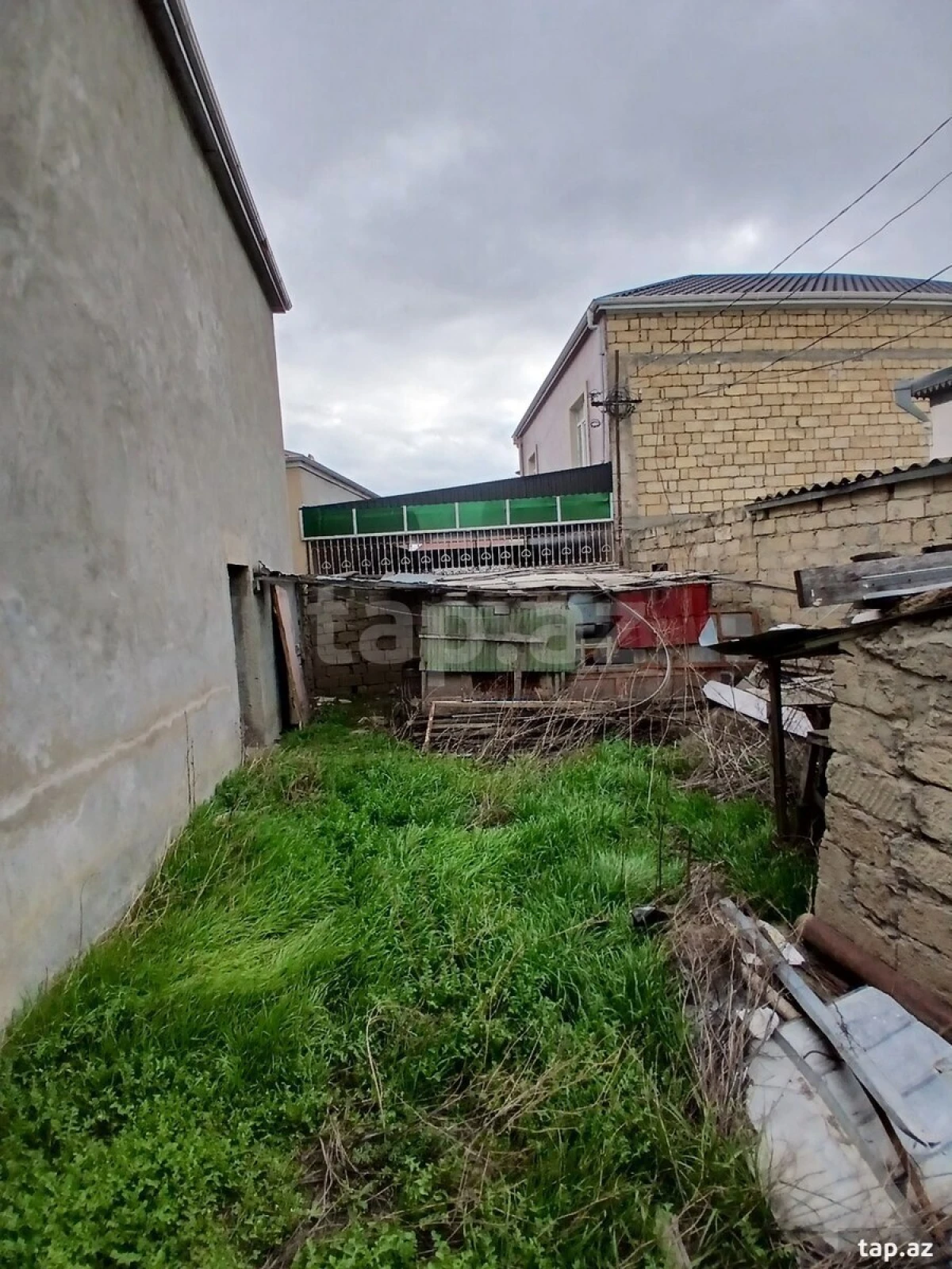 Satılır 9 otaqlı həyət evi