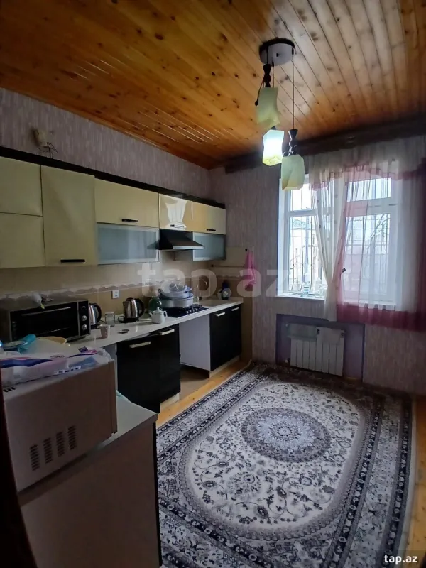 Satılır 9 otaqlı həyət evi