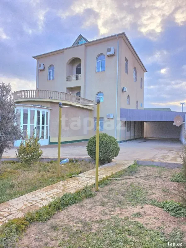 Satılır 8 otaqlı həyət evi 650 m²