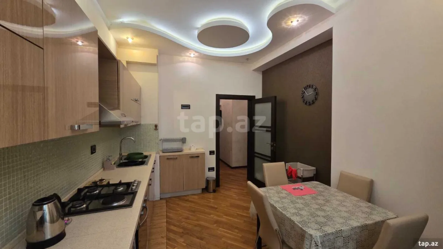 Kirayə verilir 3 otaqlı yeni tikili 150 m²