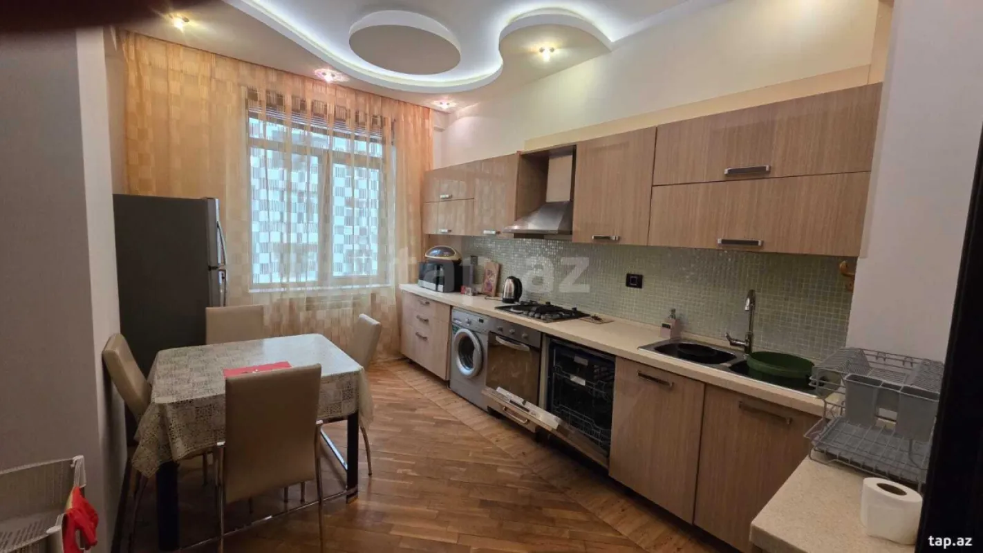 Kirayə verilir 3 otaqlı yeni tikili 150 m²