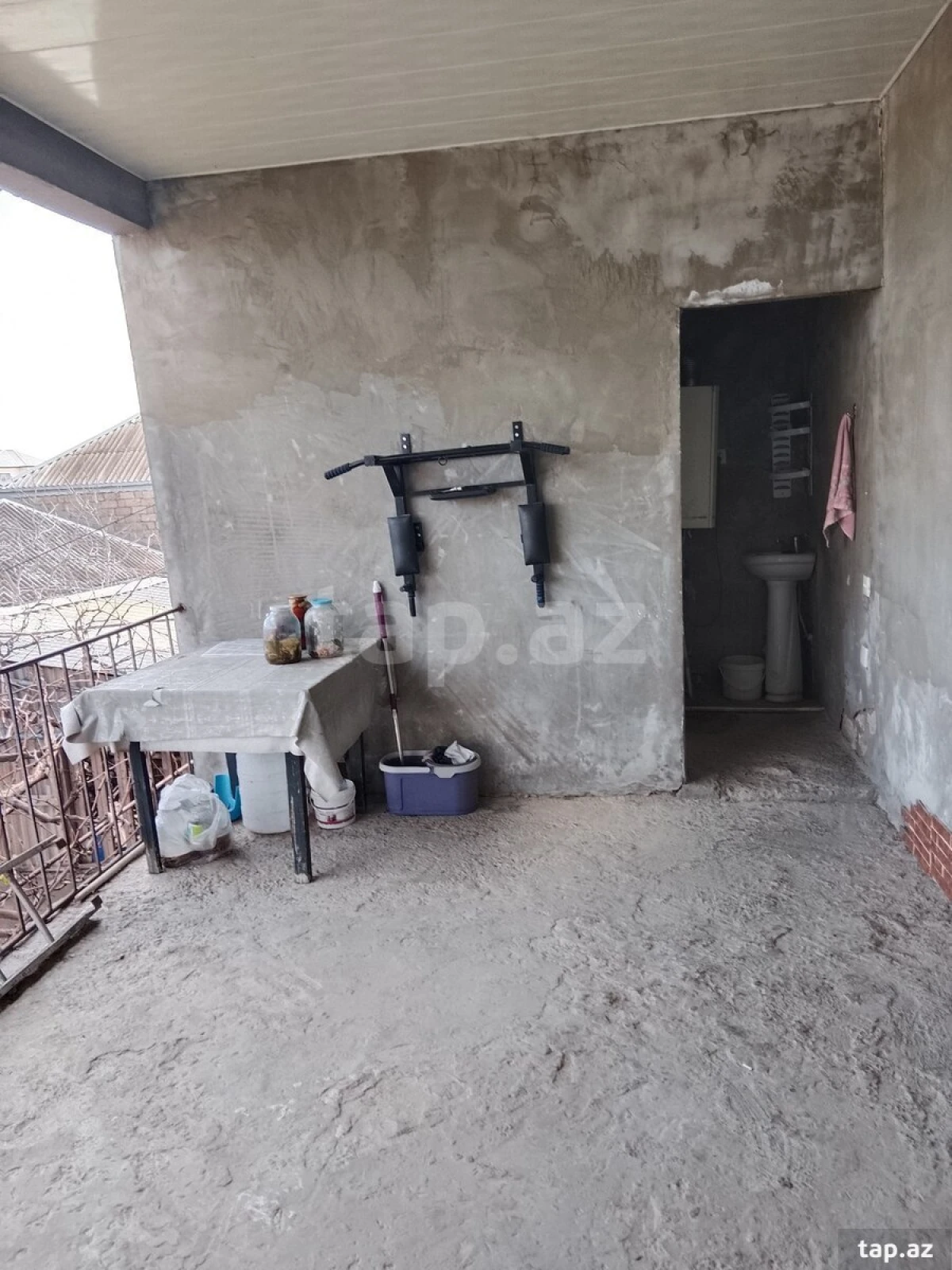 Satılır 8 otaqlı həyət evi