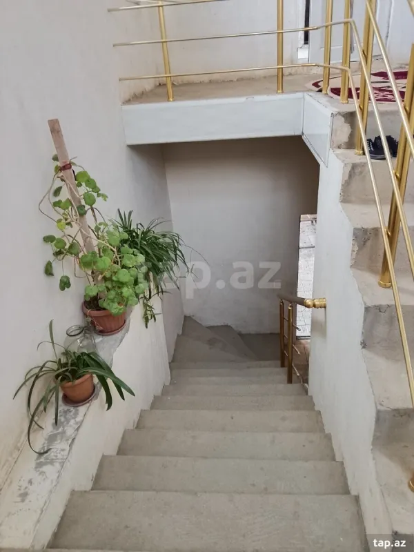 Satılır 8 otaqlı həyət evi