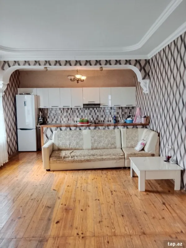 Satılır 8 otaqlı həyət evi